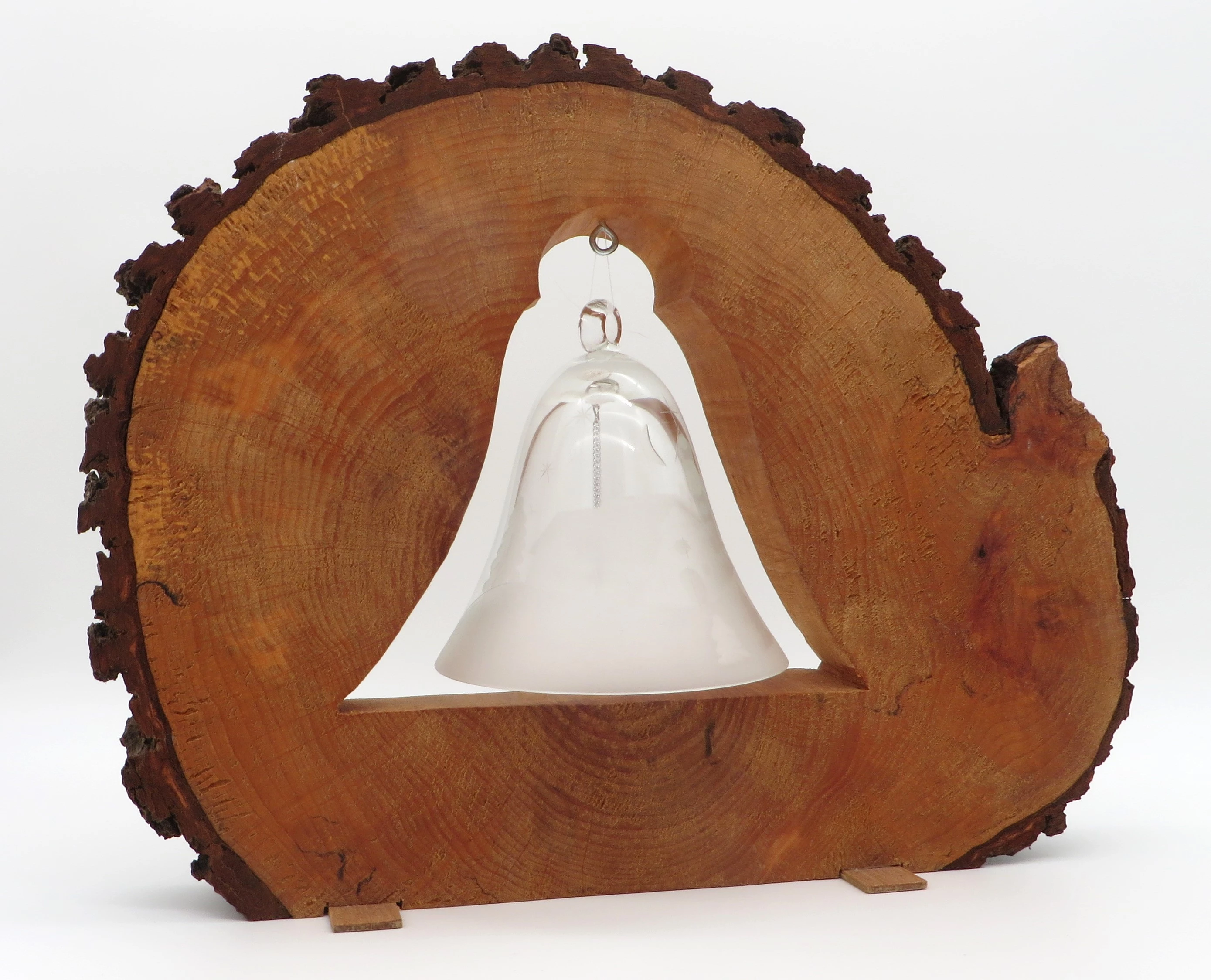 Holzscheibe mit Glasglocke